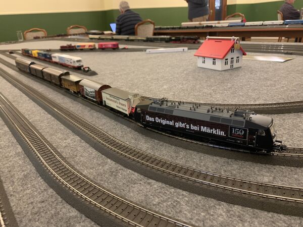 Eine BR 120.1 mit verschiedenen Märklin Jahreswagen.