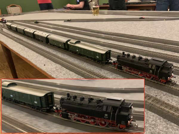 Eine BR 86 in Rückwärtsfahrt zieht einen Nahverkehrszug. Tenderlokomotiven konnten idR. Vorwärts und Rückwärts gleich schnell fahren.