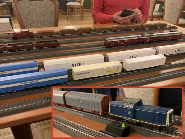Der Aufgleisbereich mit verschiedenen Zügen. Im Mittelpunkt 4-Achsige Kühlwagen diverser Hersteller (Mehano, Jouef und Roco). Rechts unten im kleinen Bild: Eine BR212 von Roco.
