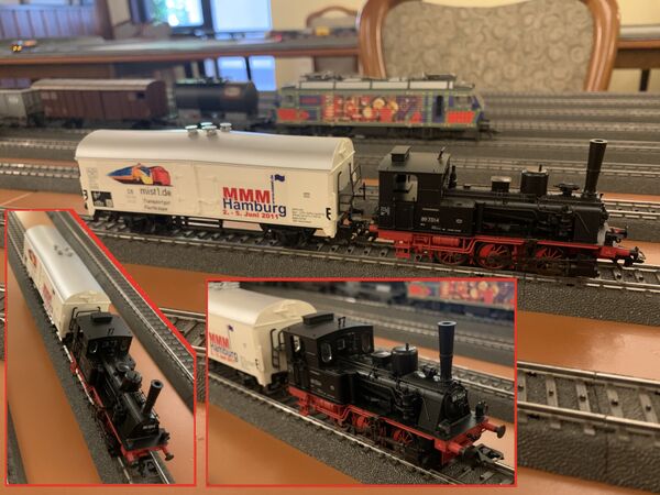 Eine ehem. Preußische T3 zieht einen Kühlwagen zur Erinnerung an den MMM des HaMSt 2011. Der Wagen hat einen Sichtbaren Knick im Dach: Lagerschaden, oder zuviel Dornkart Schnaps?