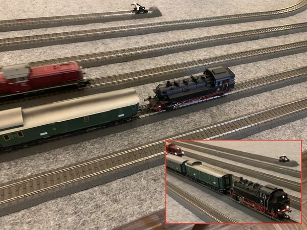 Während die BR 86 schon den DB "Keks" trägt, ist der Gepäckwagen noch als ehemaliger Reichsbahnwagen zu erkennen. Anfangs der 1950er nichts ungewöhnliches.