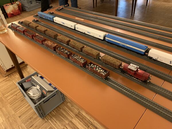 Offene Güterwagen OMM 52 mit verschiedenen Ladungen - Vorne Schrott, dahinter (mit der Rangierlok) Zuckerrüben.