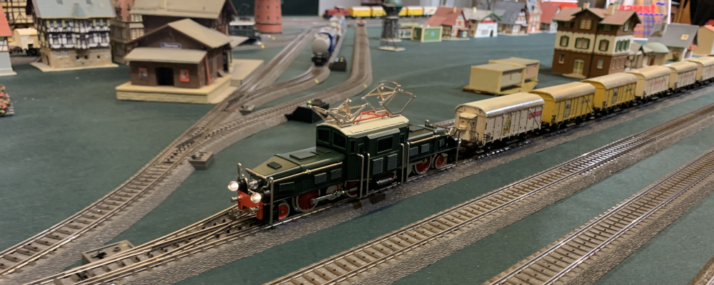 Eine Rekonstruktion eines Schweizer Krokodils mit Bananenwagen - Bild von der Stammtischanlage während der Ausstellung im Feuerwehr Museum Norderstedt (März-April 2025).